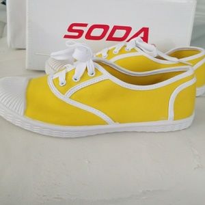 NIB Soda sunshine yellow sneaker, 7.